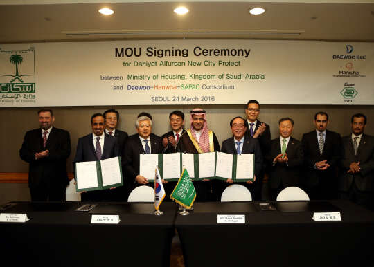 대우건설과 한화건설이 사우디 주택부와 다흐야 알푸르산 신도시 건설 양해각서를 체결했다. 슐레이만 알 하르비 SAPAC 회장(왼쪽부터), 성현주 대우건설 해외인프라사업본부장, 박영식 대우건설 사장, 강호인 국토교통부 장관, 마제드 알호가일 사우디 주택부 장관, 최광호 한화건설 사장, 김동선 한화건설 신성장전략팀장 등이 기념촬영을 하고 있다. 대우건설 제공